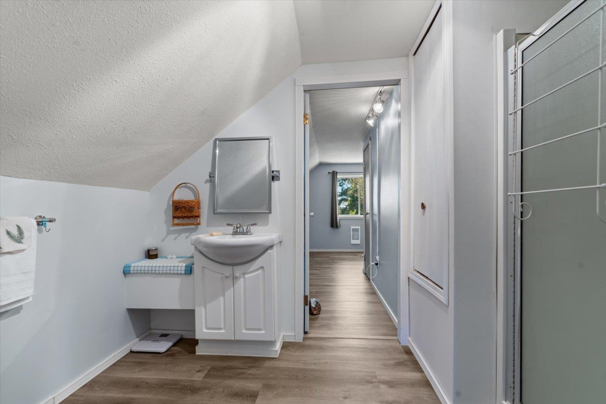 Staircase Photo of 32485 Mcrae Avenue, Mission, BC