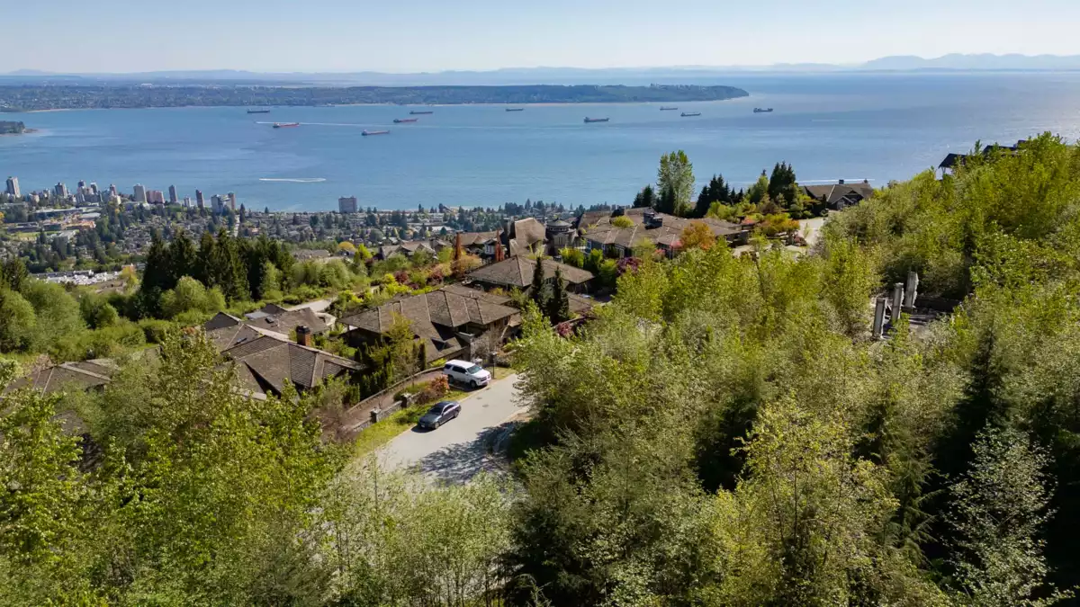 Breakfast Nook Photo of 2307 Kadlec Court, West Vancouver, BC