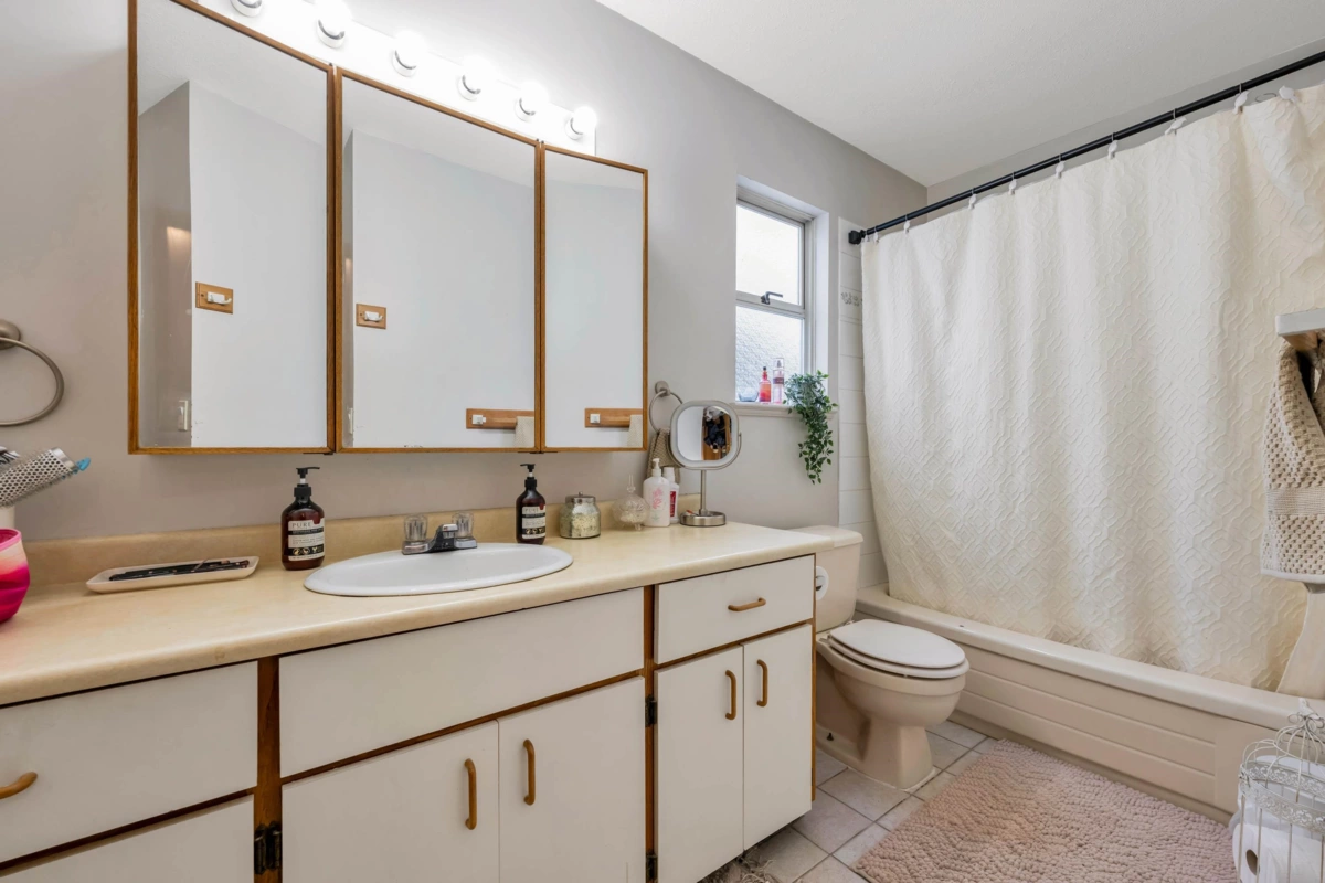 Guest Bathroom Photo of 26626 30a Avenue, Langley, BC