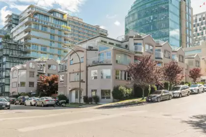 Laundry Room Photo of L01 788 W 8th Avenue, Vancouver, BC