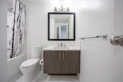 Primary Bathroom Photo of 618 13350 Central Avenue, Surrey, BC