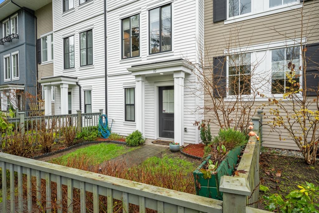 Living Room Photo of 10 10735 84 Avenue, Delta, BC