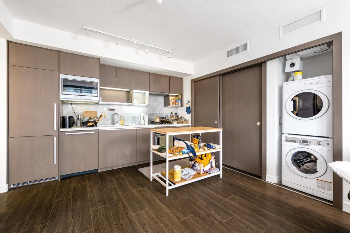 Kitchen Island Photo of 1517 68 Smithe Street, Vancouver, BC