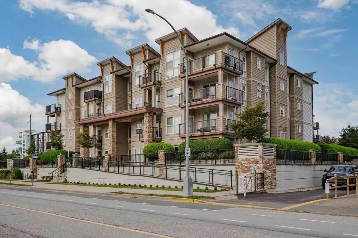 Living Room Photo of 111 20175 53 Avenue, Langley, BC
