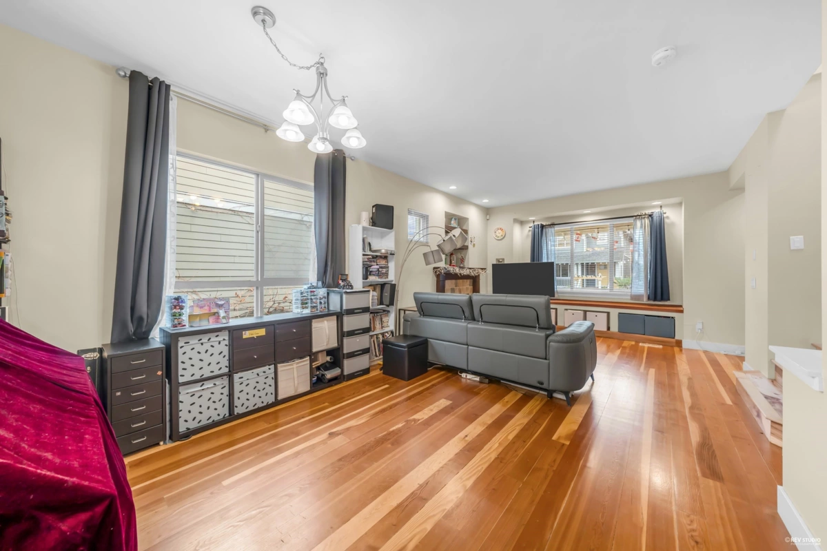 Entry Foyer Photo of 270 Holly Avenue, New Westminster, BC