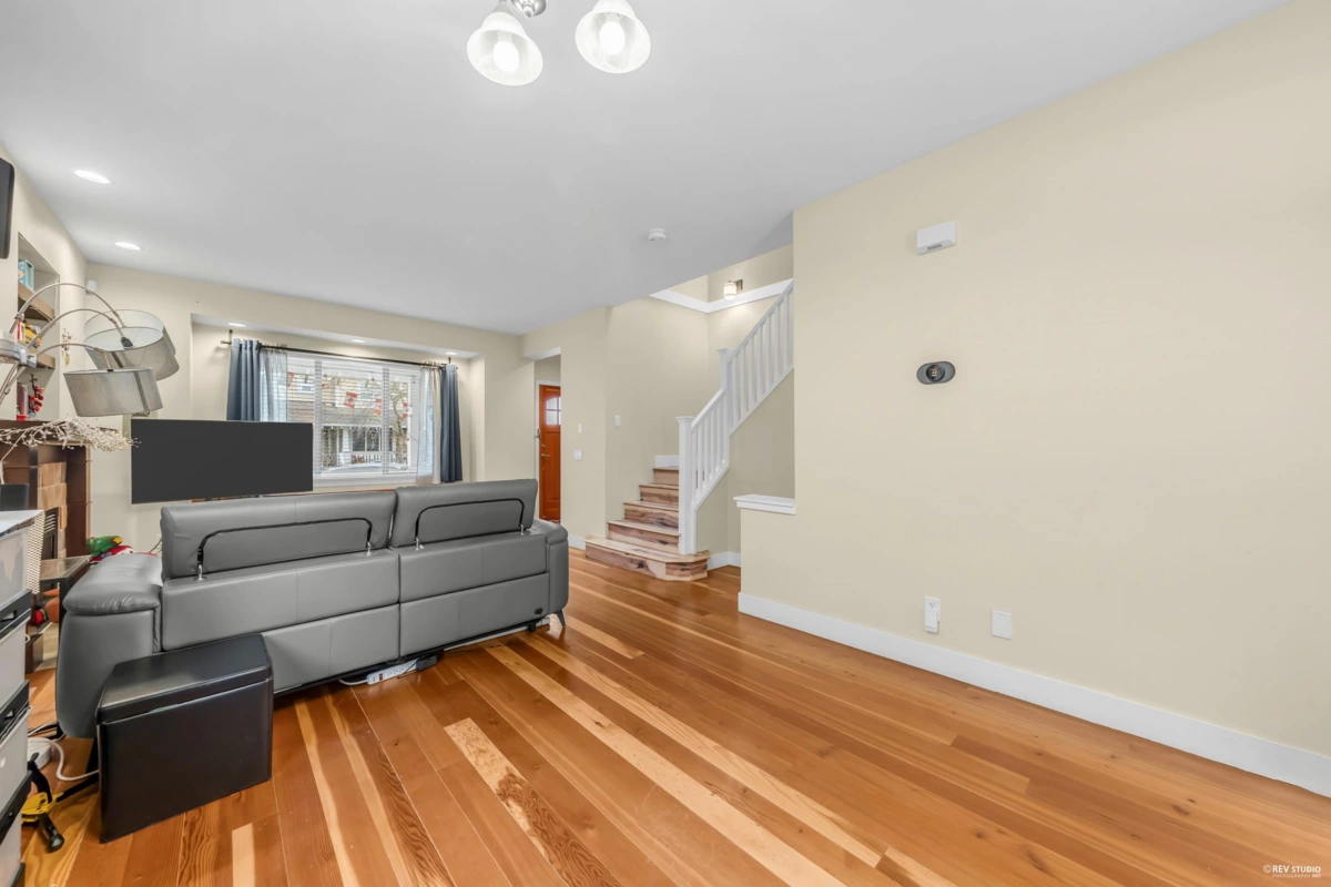 Hallway Photo of 270 Holly Avenue, New Westminster, BC