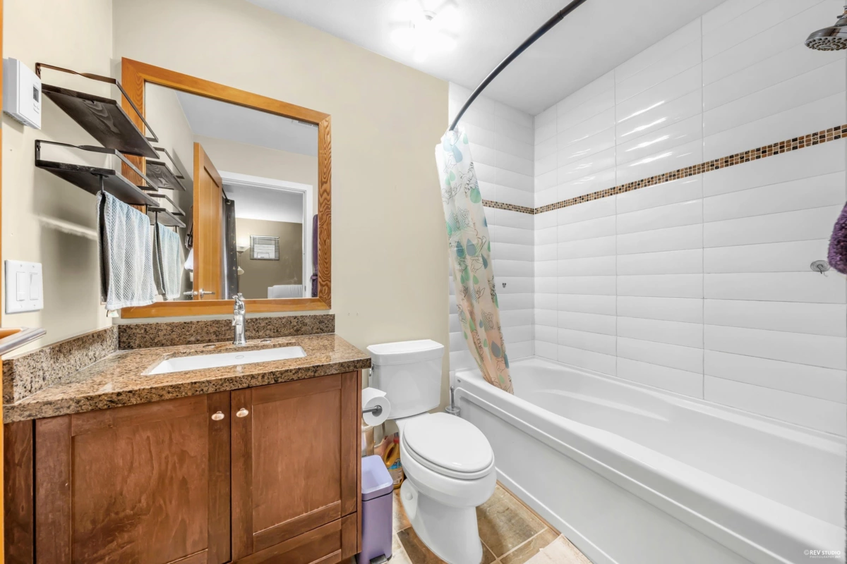 Primary Bathroom Photo of 270 Holly Avenue, New Westminster, BC