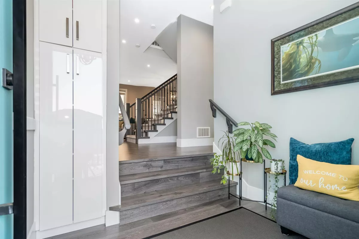 Family Room Photo of 16739 16a Avenue, Surrey, BC