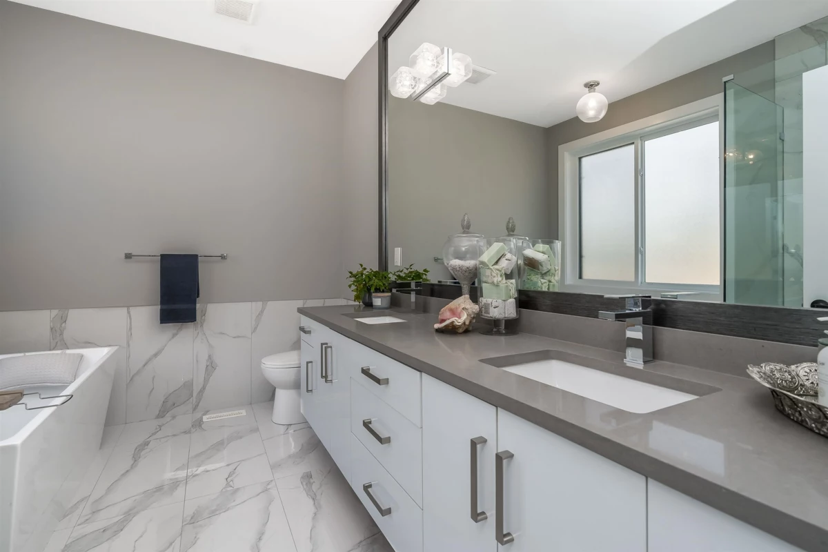 Staircase Photo of 16739 16a Avenue, Surrey, BC