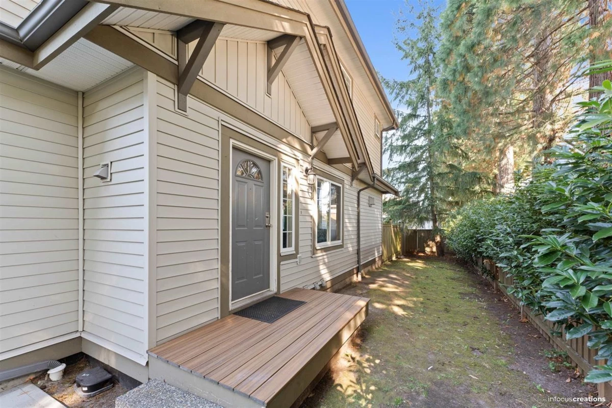 Front Yard Photo of 10 14453 72 Avenue, Surrey, BC