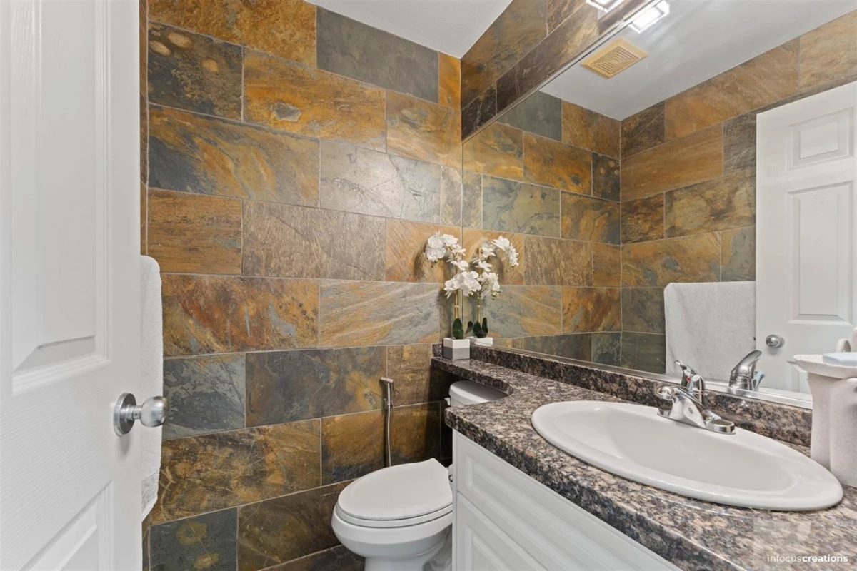 Walk-In Closet Photo of 10 14453 72 Avenue, Surrey, BC