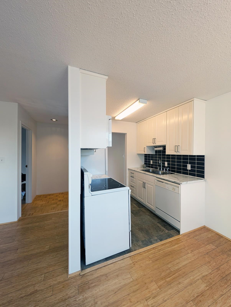 Kitchen Island Photo of 105 275 W 2nd Street, North Vancouver, BC