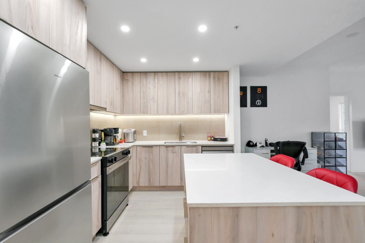 Kitchen Island Photo of 409 3596 Malsum Drive, North Vancouver, BC