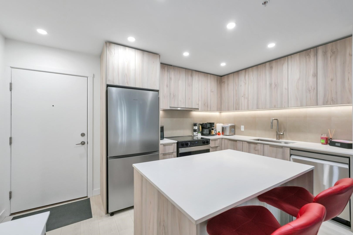 Kitchen Photo of 409 3596 Malsum Drive, North Vancouver, BC
