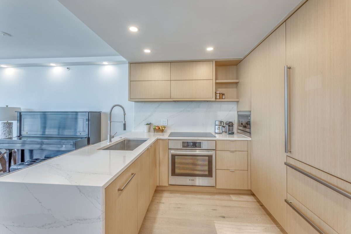 Kitchen Island Photo of 1001 588 Broughton Street, Vancouver, BC