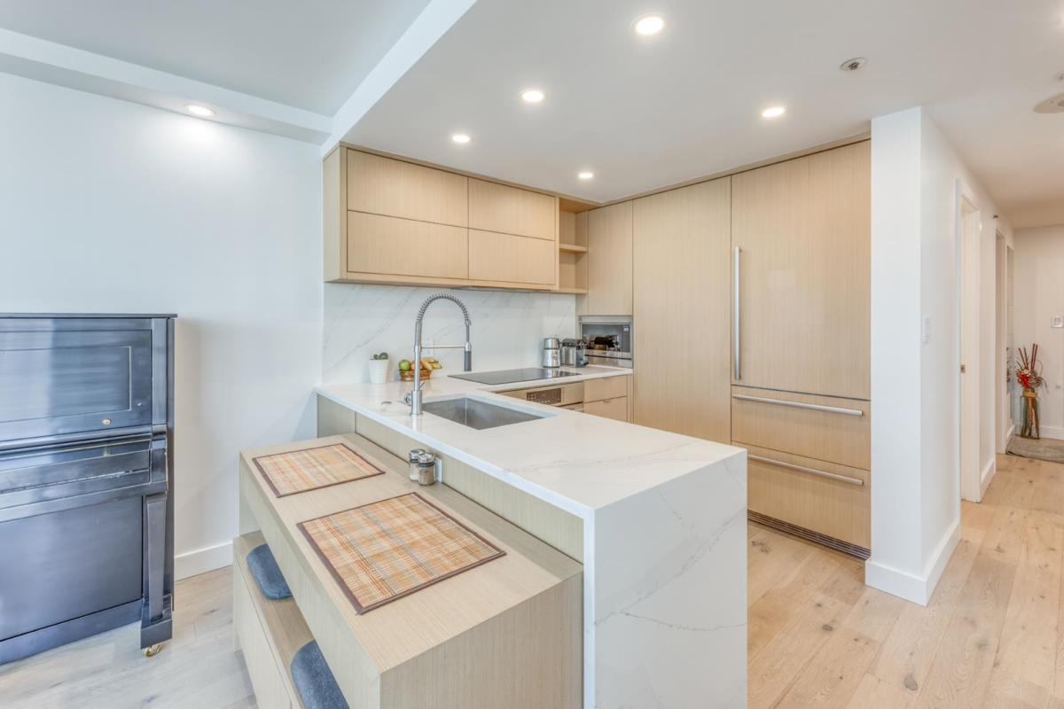 Kitchen Photo of 1001 588 Broughton Street, Vancouver, BC