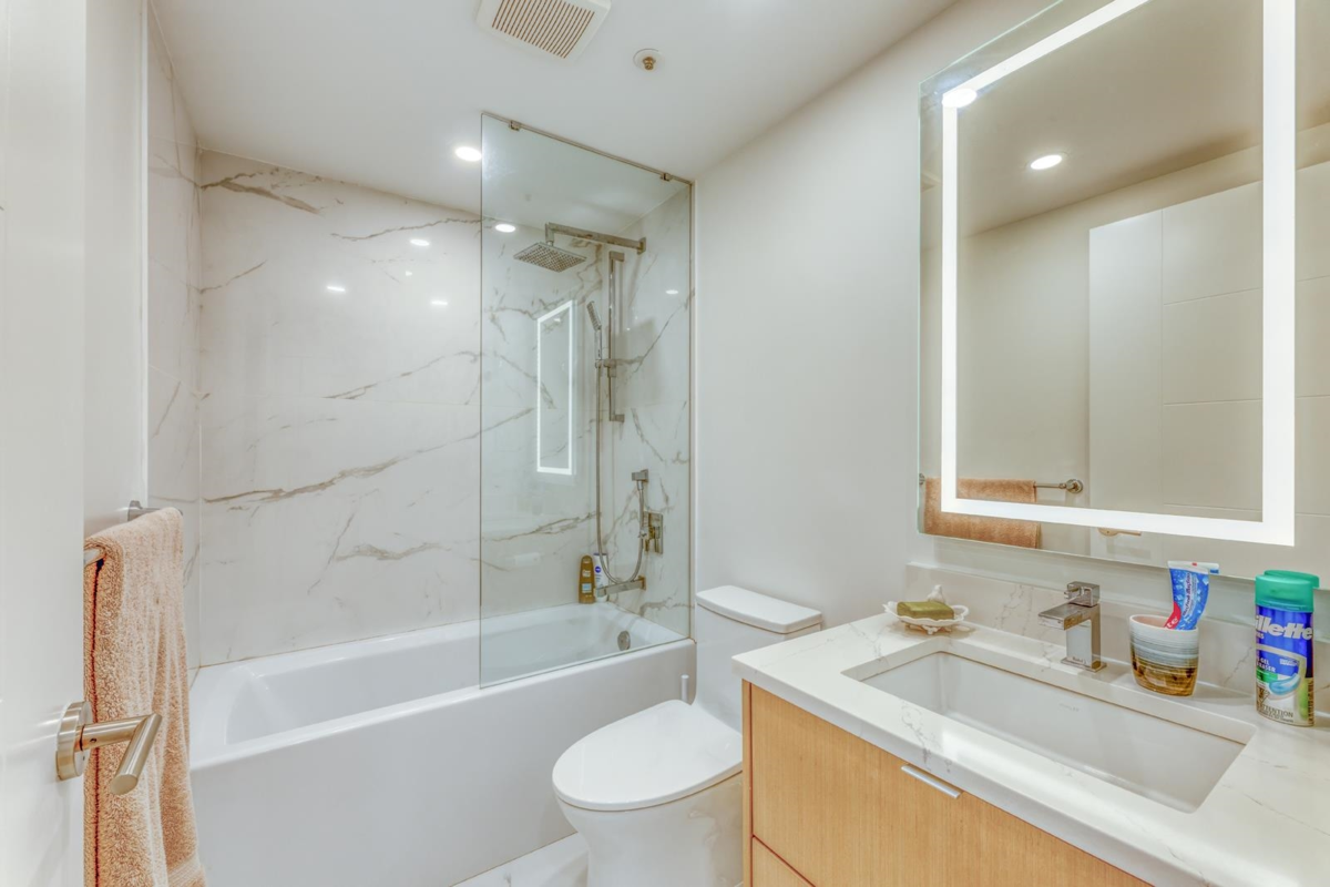 Primary Bathroom Photo of 1001 588 Broughton Street, Vancouver, BC