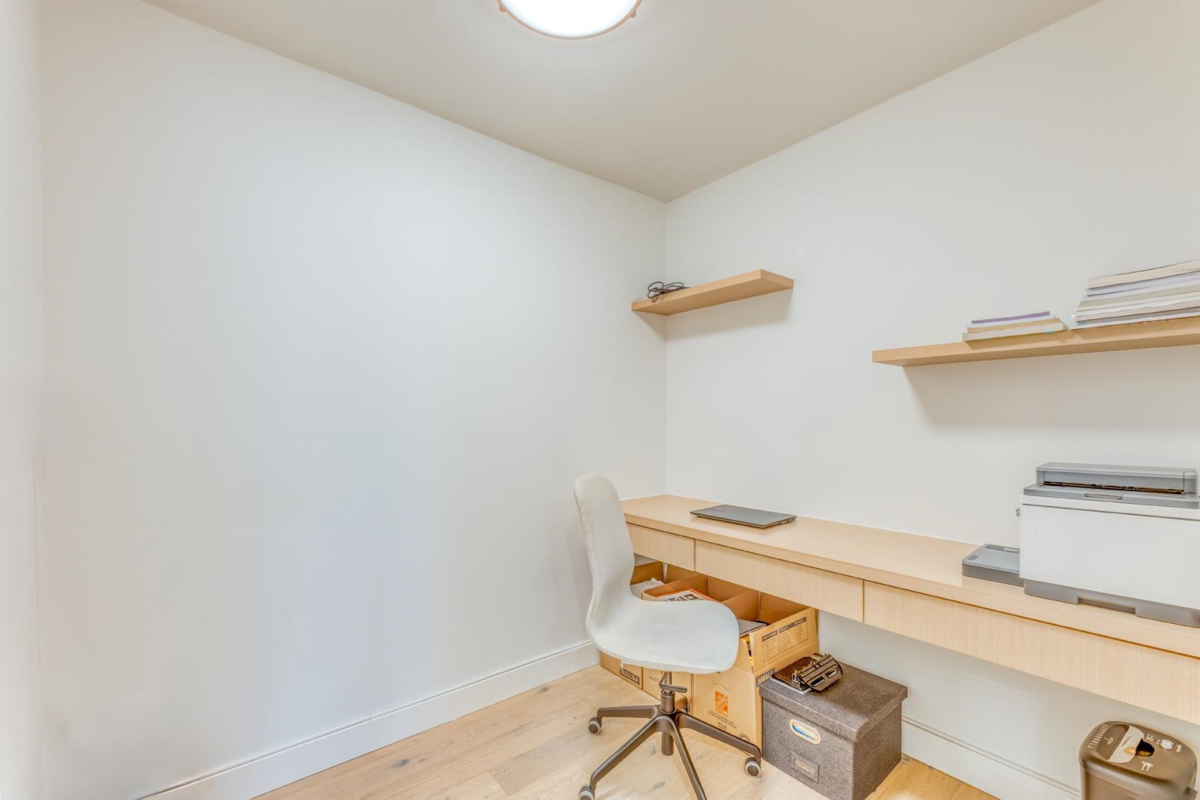 Walk-In Closet Photo of 1001 588 Broughton Street, Vancouver, BC