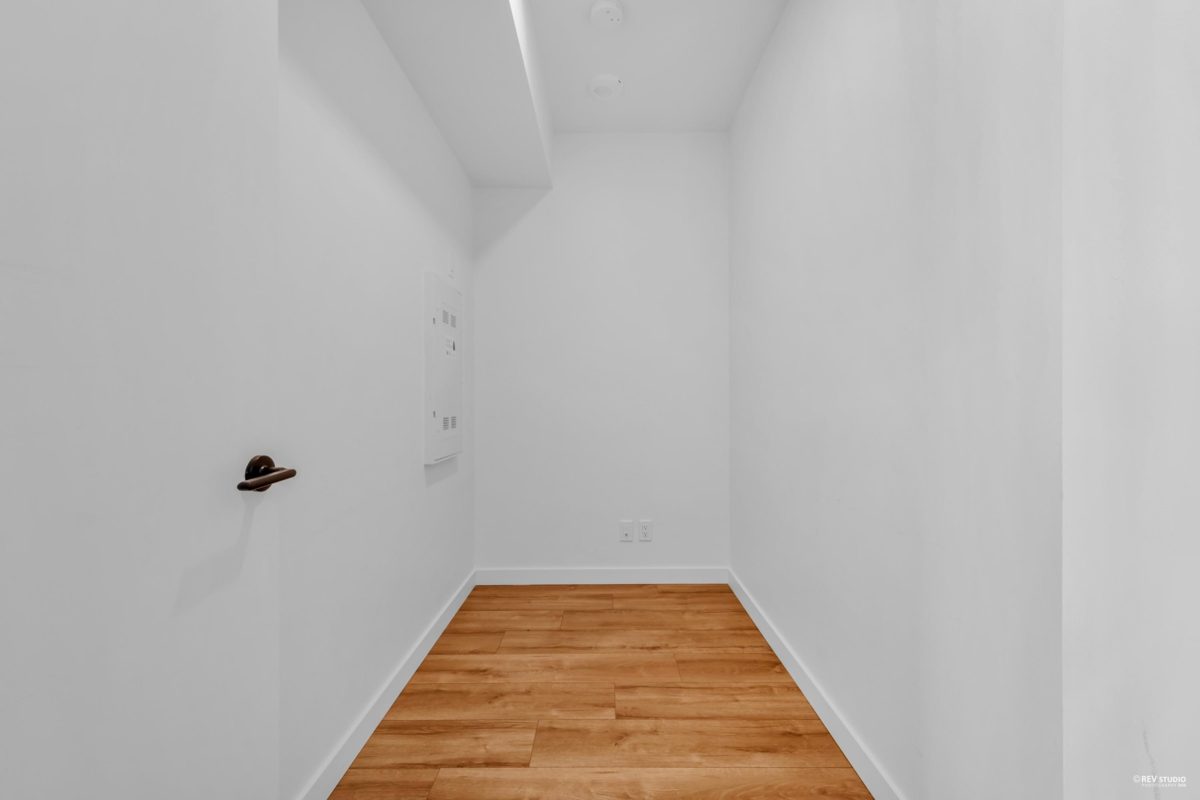 Kitchen Island Photo of 907 13428 105 Avenue, Surrey, BC