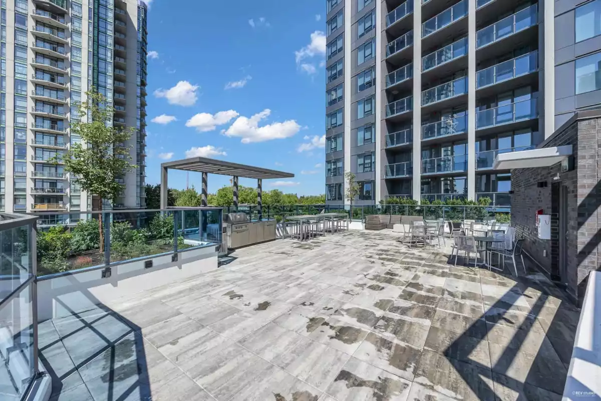 Swimming Pool Photo of 907 13428 105 Avenue, Surrey, BC