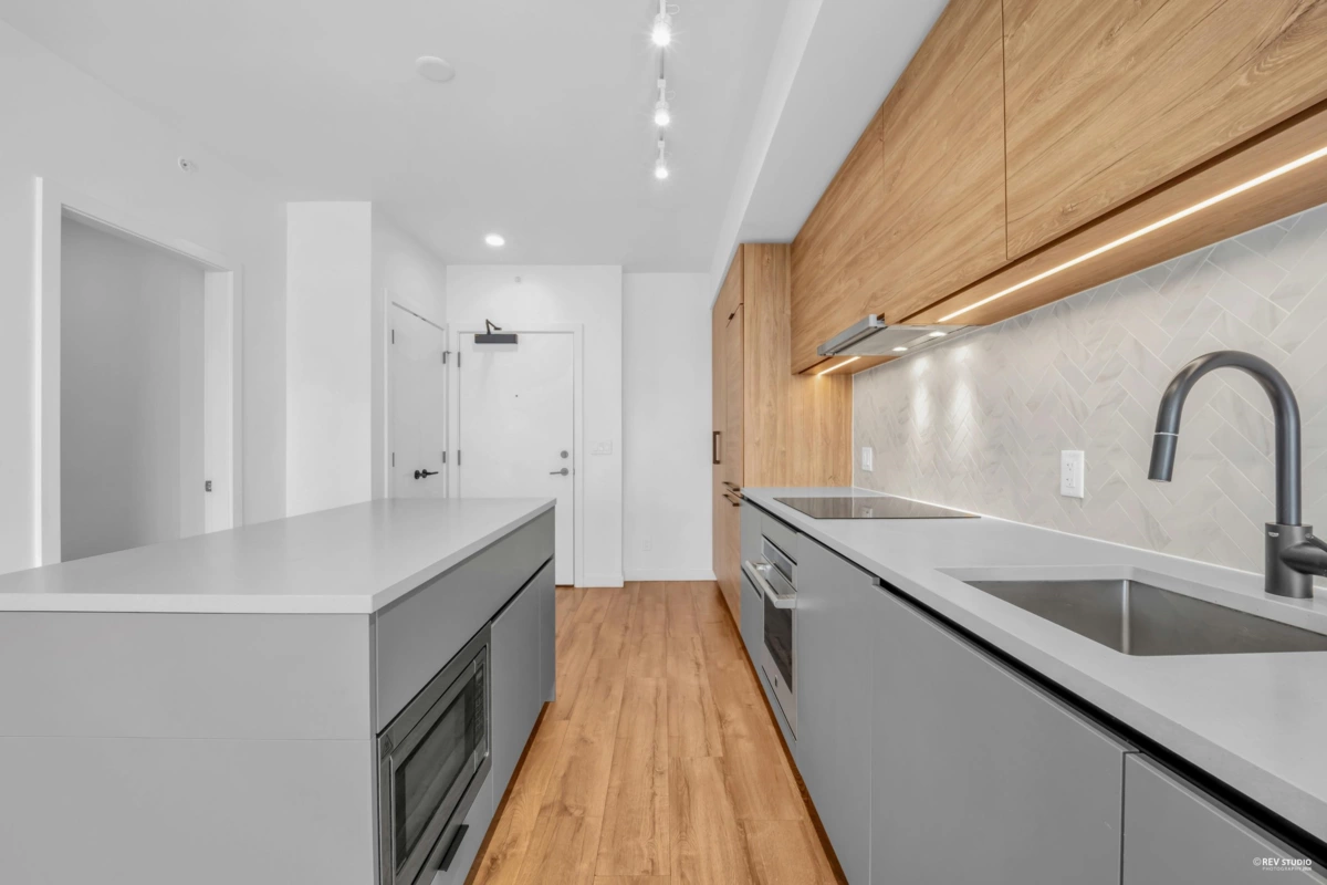 Walk-In Closet Photo of 907 13428 105 Avenue, Surrey, BC