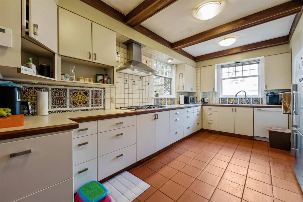 Kitchen Island Photo of 3737 Pine Crescent, Vancouver, BC