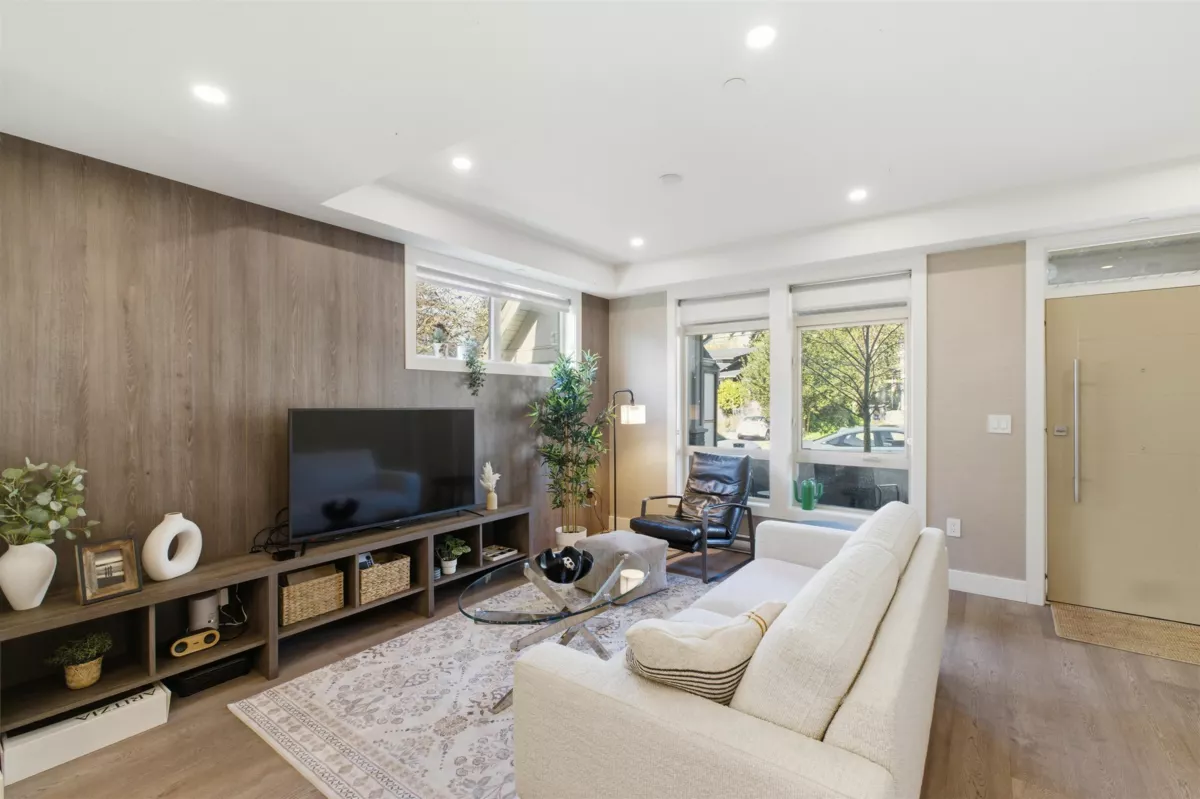 Family Room Photo of 1 115 W Queens Road, North Vancouver, BC