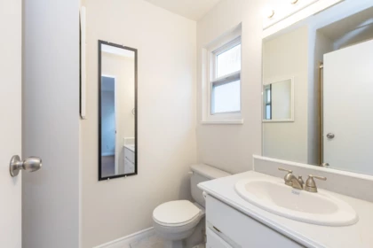 Guest Bathroom Photo of 12533 223 Street, Maple Ridge, BC