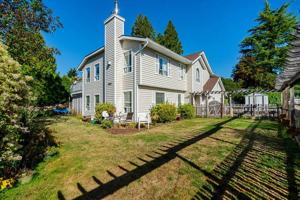 Family Room Photo of 16143 9 Avenue, Surrey, BC