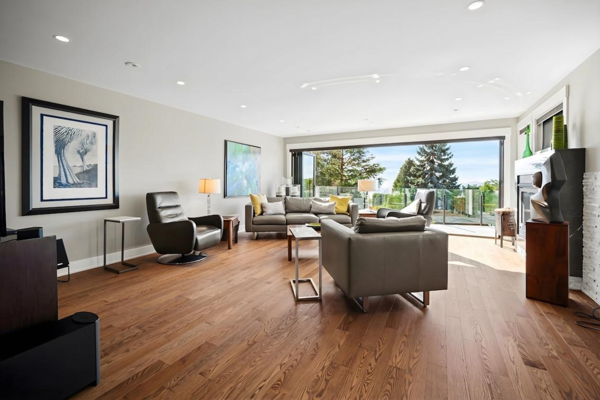 Dining Area Photo of 13387 13a Avenue, Surrey, BC