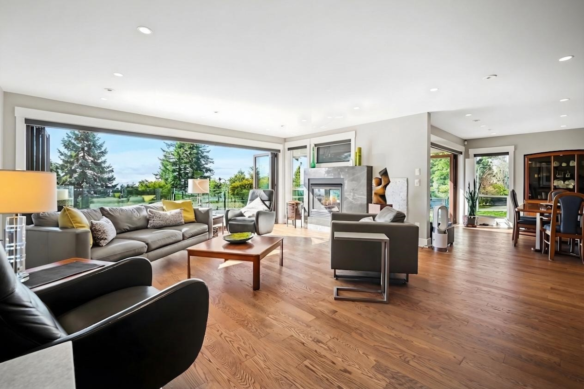 Living Room Photo of 13387 13a Avenue, Surrey, BC