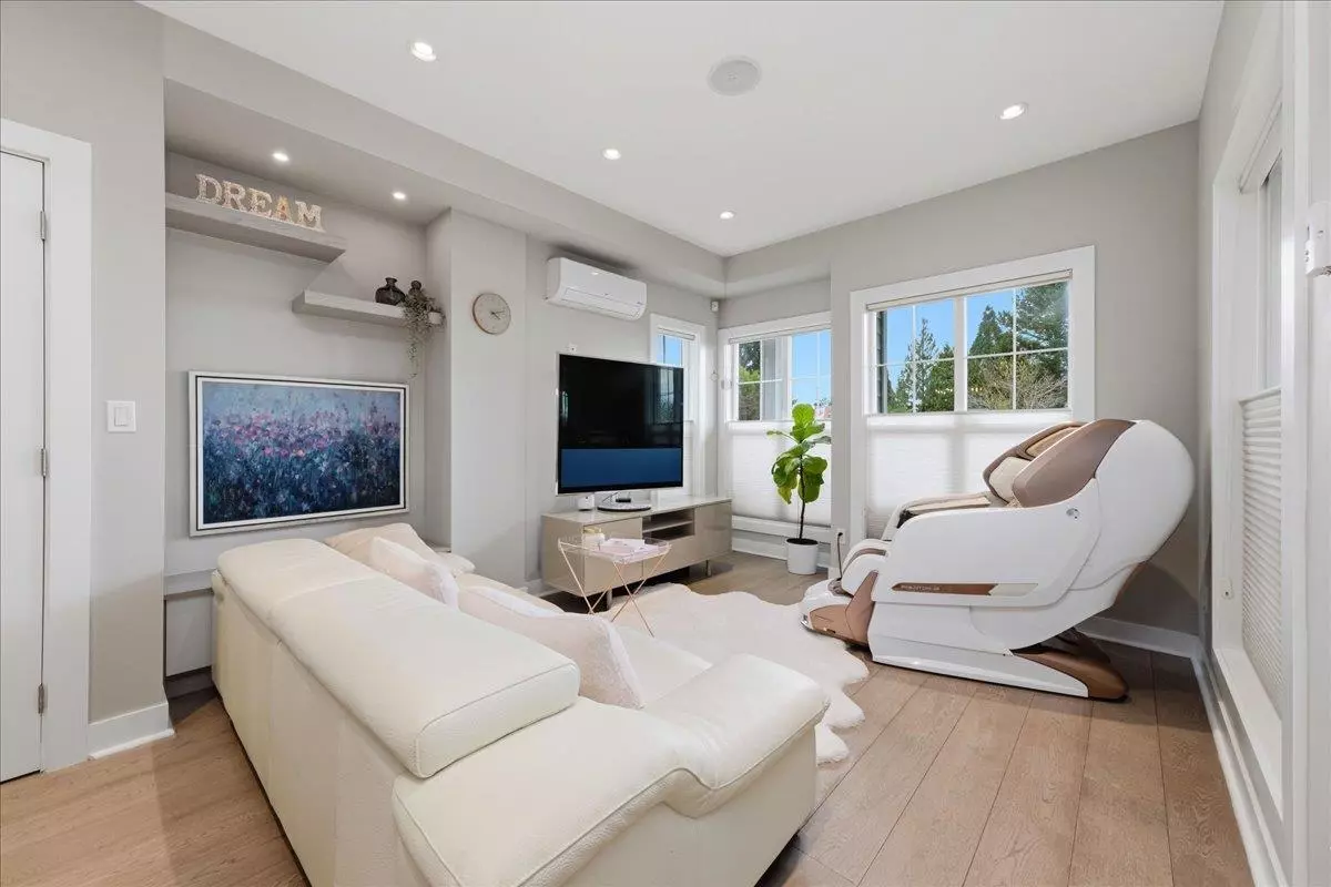 Dining Area Photo of 210 W 5th Street, North Vancouver, BC