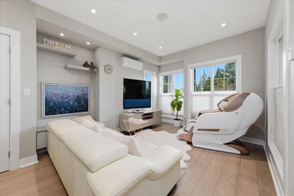 210 W 5th Street, North Vancouver, BC, North Vancouver — Single Family Residence for sale