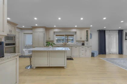 Hallway Photo of 17148 104 Avenue, Surrey, BC