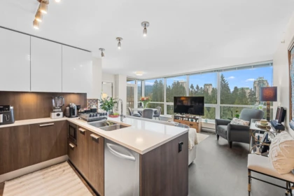 1102 3007 Glen Drive, Coquitlam, BC, Coquitlam — Apartment/Condo for sale