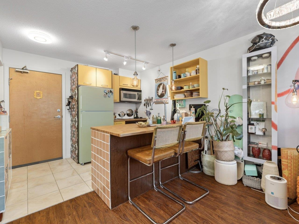 Dining Area Photo of 1003 1199 Seymour Street, Vancouver, BC
