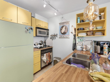 Kitchen Island Photo of 1003 1199 Seymour Street, Vancouver, BC