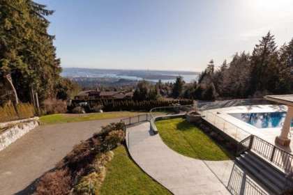 Backyard Photo of 1167 Eyremount Drive, West Vancouver, BC