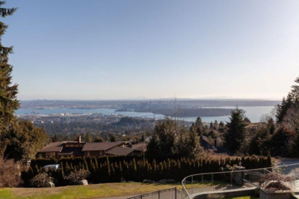 Front Yard Photo of 1167 Eyremount Drive, West Vancouver, BC