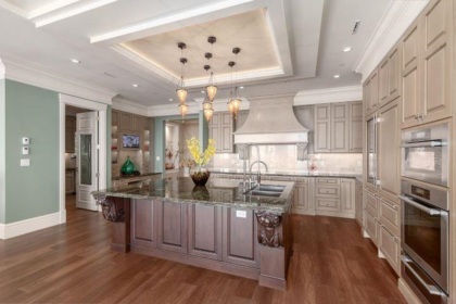 Kitchen Island Photo of 1167 Eyremount Drive, West Vancouver, BC