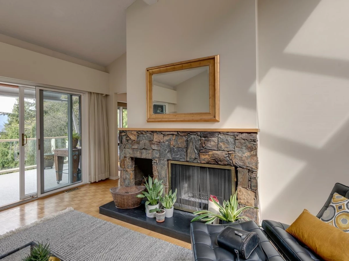 Family Room Photo of 110 Oceanview Place, Lions Bay, BC
