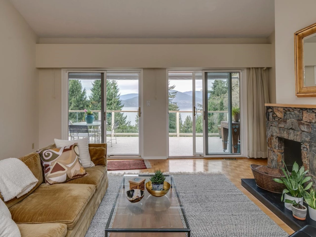 Living Room Photo of 110 Oceanview Place, Lions Bay, BC