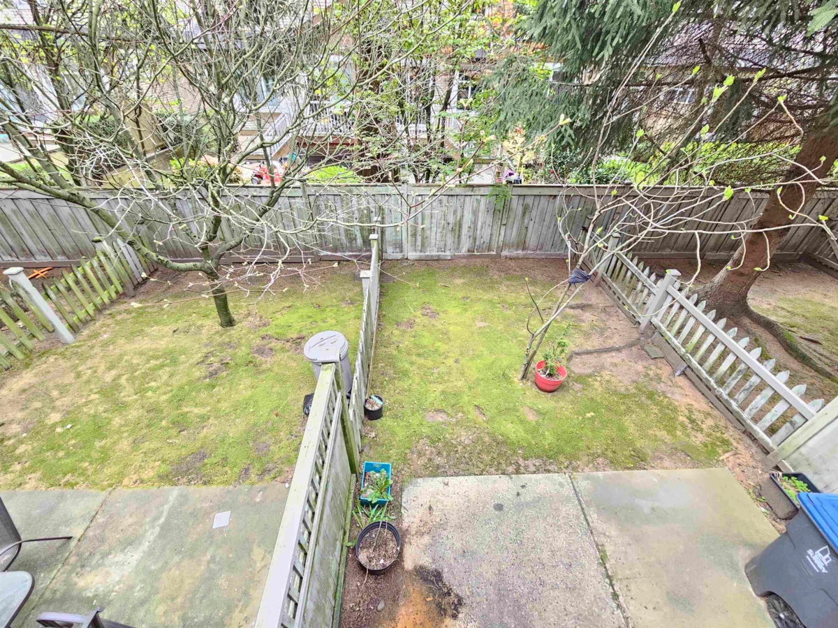 Living Room Photo of 33 9559 130a Street, Surrey, BC