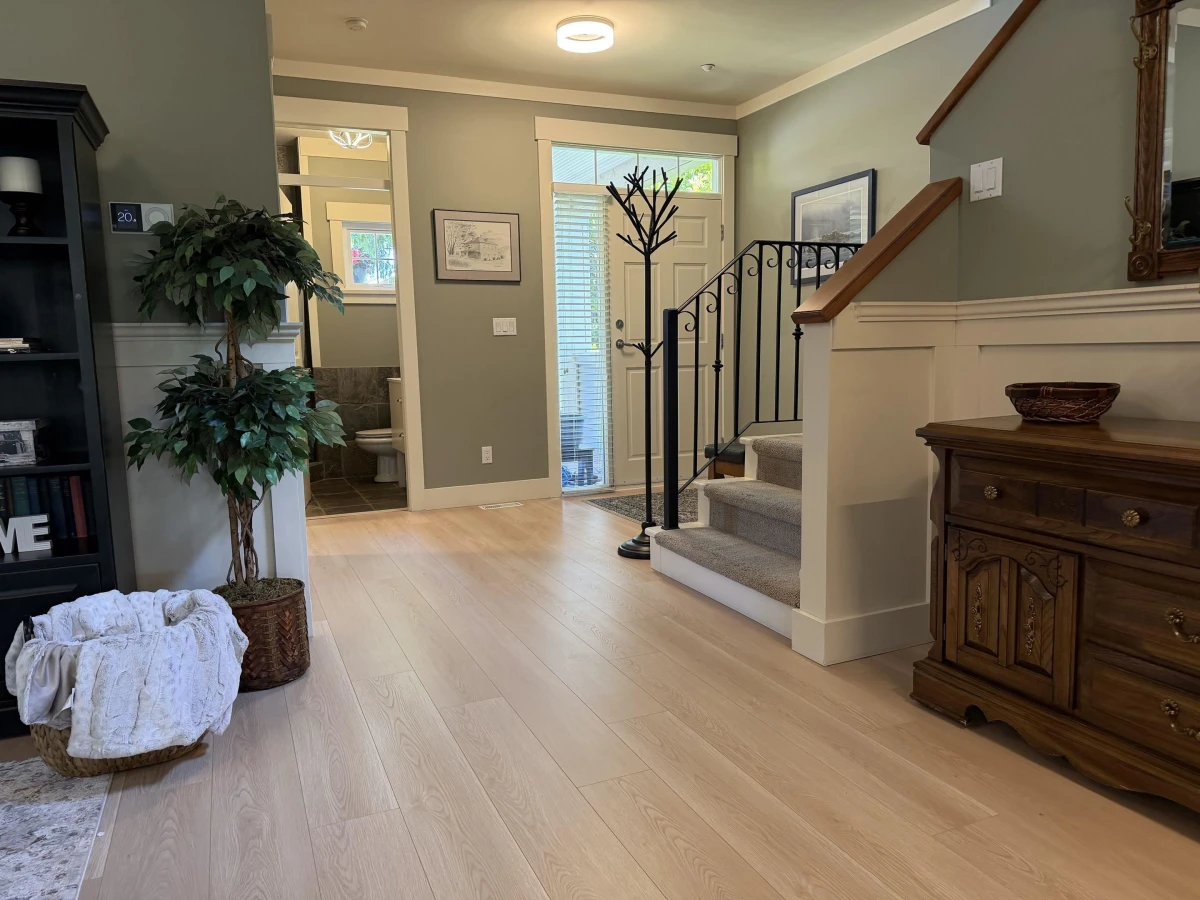 Living Room Photo of 15556 Goggs Avenue, White Rock, BC