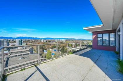 Kitchen Photo of 1702 5933 Cooney Road, Richmond, BC