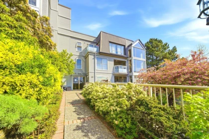 Front Yard Photo of 304 48 Richmond Street, New Westminster, BC