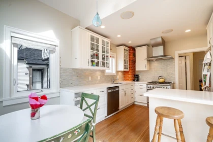Kitchen Island Photo of 242 W 21st Avenue, Vancouver, BC