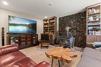 Entry Foyer Photo of 459 Naismith Avenue, Harrison Hot Springs, BC