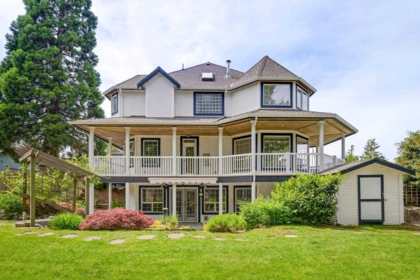 Front Yard Photo of 18032 98 Avenue, Surrey, BC