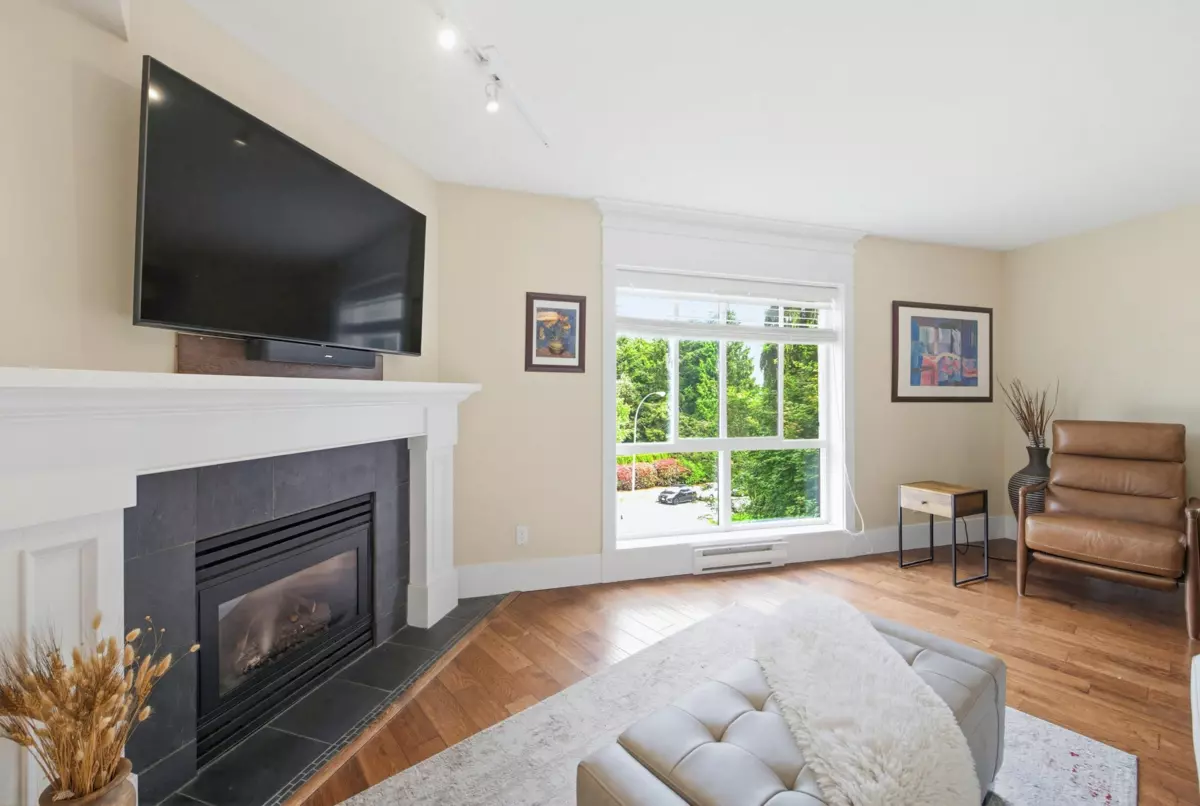 Dining Area Photo of 305 15150 29a Avenue, Surrey, BC